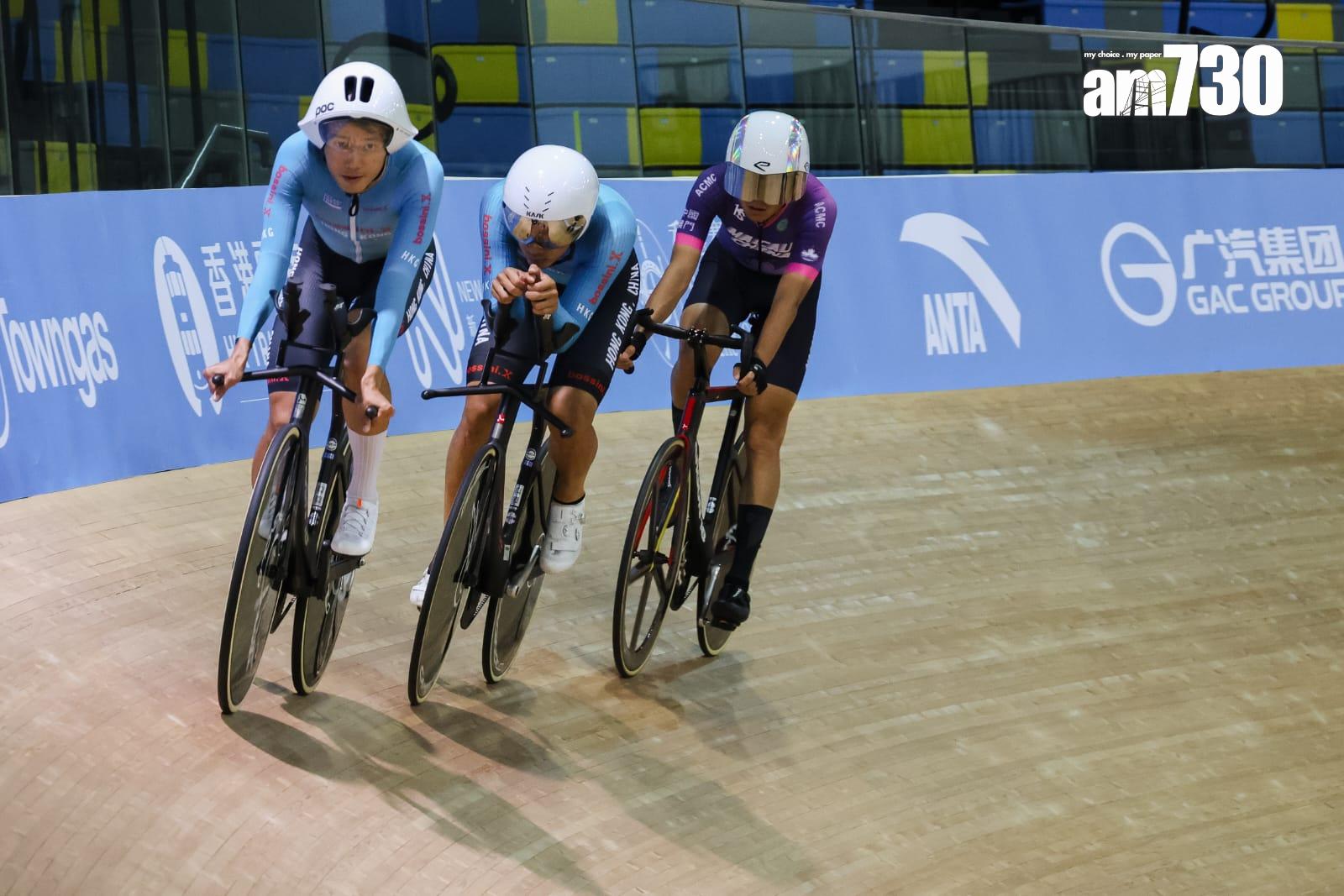 全運會場地自行車項目將於將軍澳香港單車館舉行。成功衛冕公路單車金牌的「小女車神」李思穎,將出戰女子麥迪遜賽和全能賽。港隊訓練期間,李思穎聯同總教練達海飛等全隊見傳媒。(周令知攝)