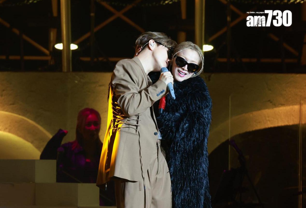 鄭秀文Sammi與張敬軒《Most Wanted 》拉闊音樂會,Sammi與張敬軒火辣合唱《螢光粉紅》。(林俊源攝)