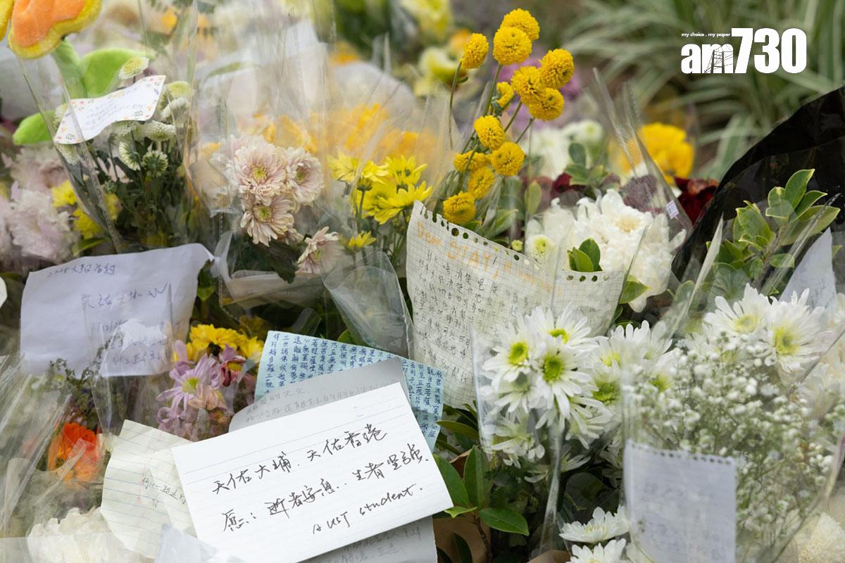 大埔宏福苑五級火發生第五日,繼續有市民到場獻花悼念。(蘇文傑攝)