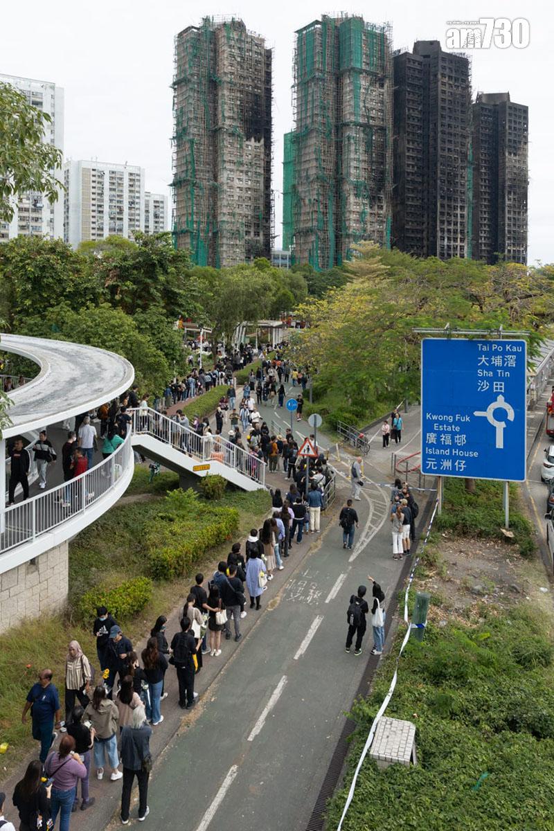 大埔宏福苑五級火發生第五日,繼續有市民到場獻花悼念。(蘇文傑攝)