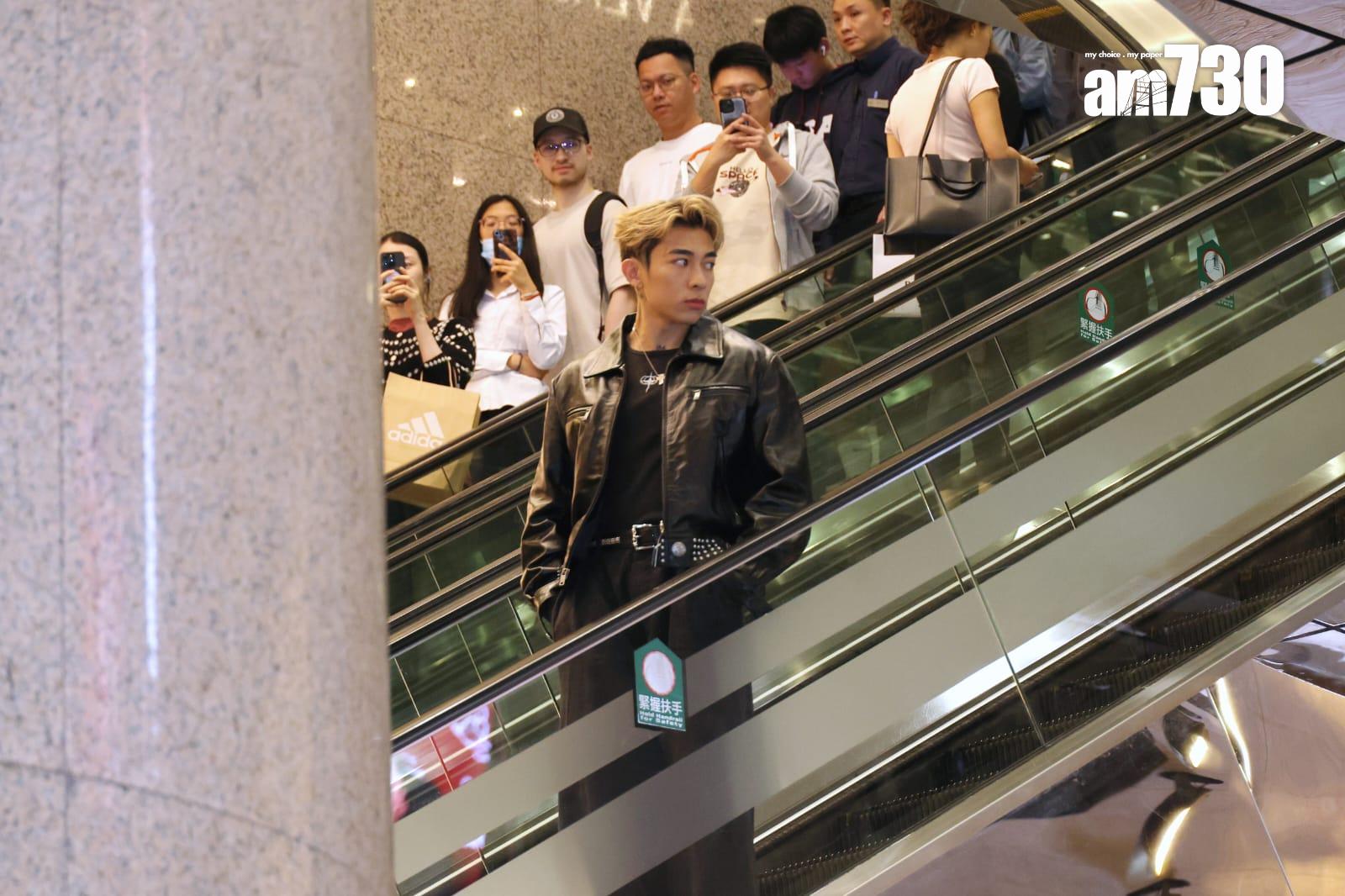 Tyson Yoshi快閃現身銅鑼灣,引來觀眾圍觀。(林俊源攝)