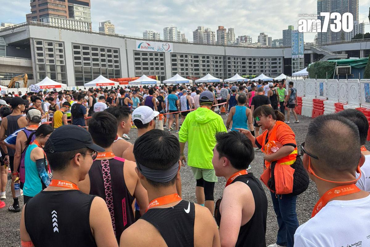 大批跑手完成賽事後,需輪候一段長時間領回個人物品。(讀者提供)