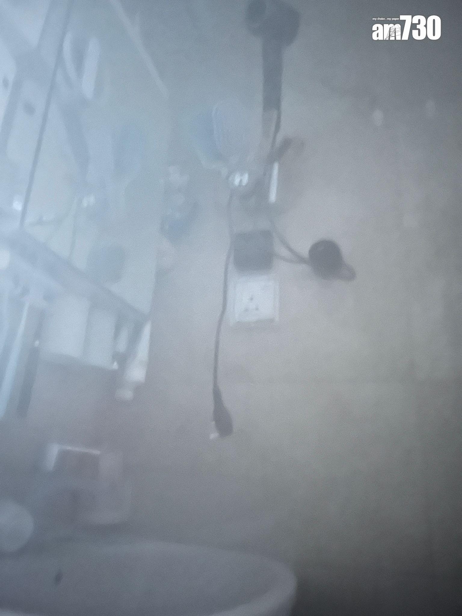 有住戶稱兩小時前已報警,目前仍未有人上門救援,惟她與母親均未能逃生,現時客廳「好大煙」,只能前往廁所躲避。