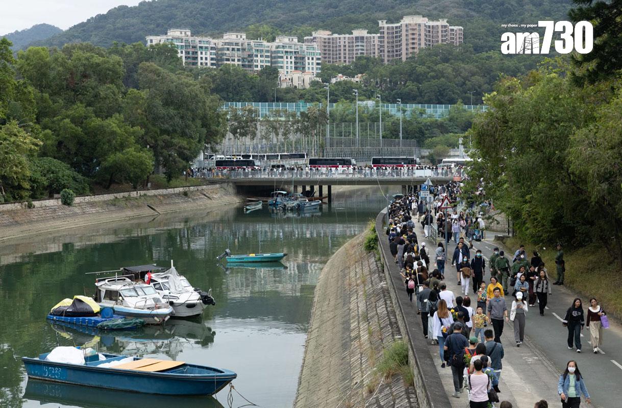 大埔宏福苑五級火發生第五日,到場獻花悼念的市民人龍延伸約兩公里。(蘇文傑攝)