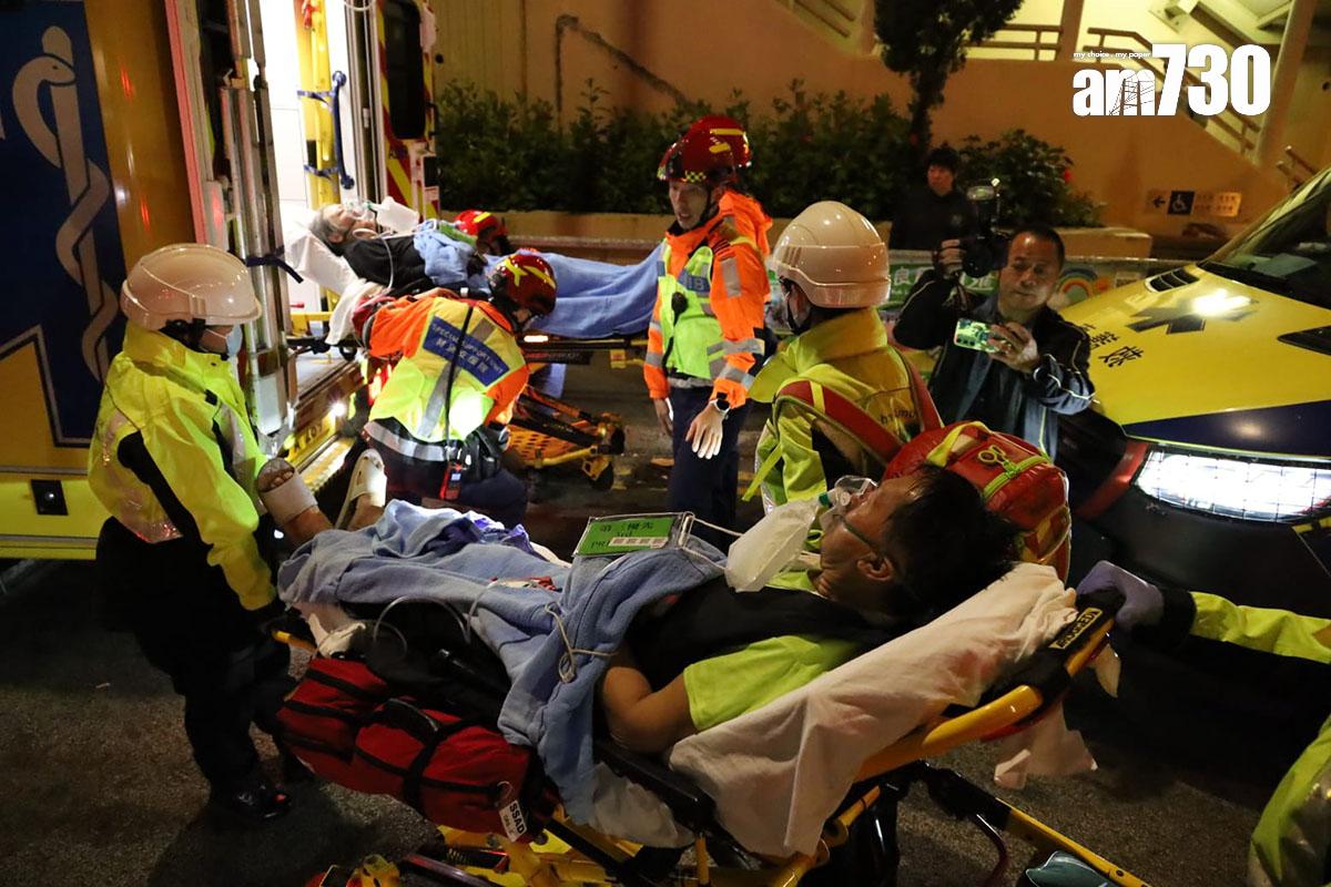 大埔宏福苑發生五級火,午夜過後陸續有傷者被救出。(鍾式明攝)