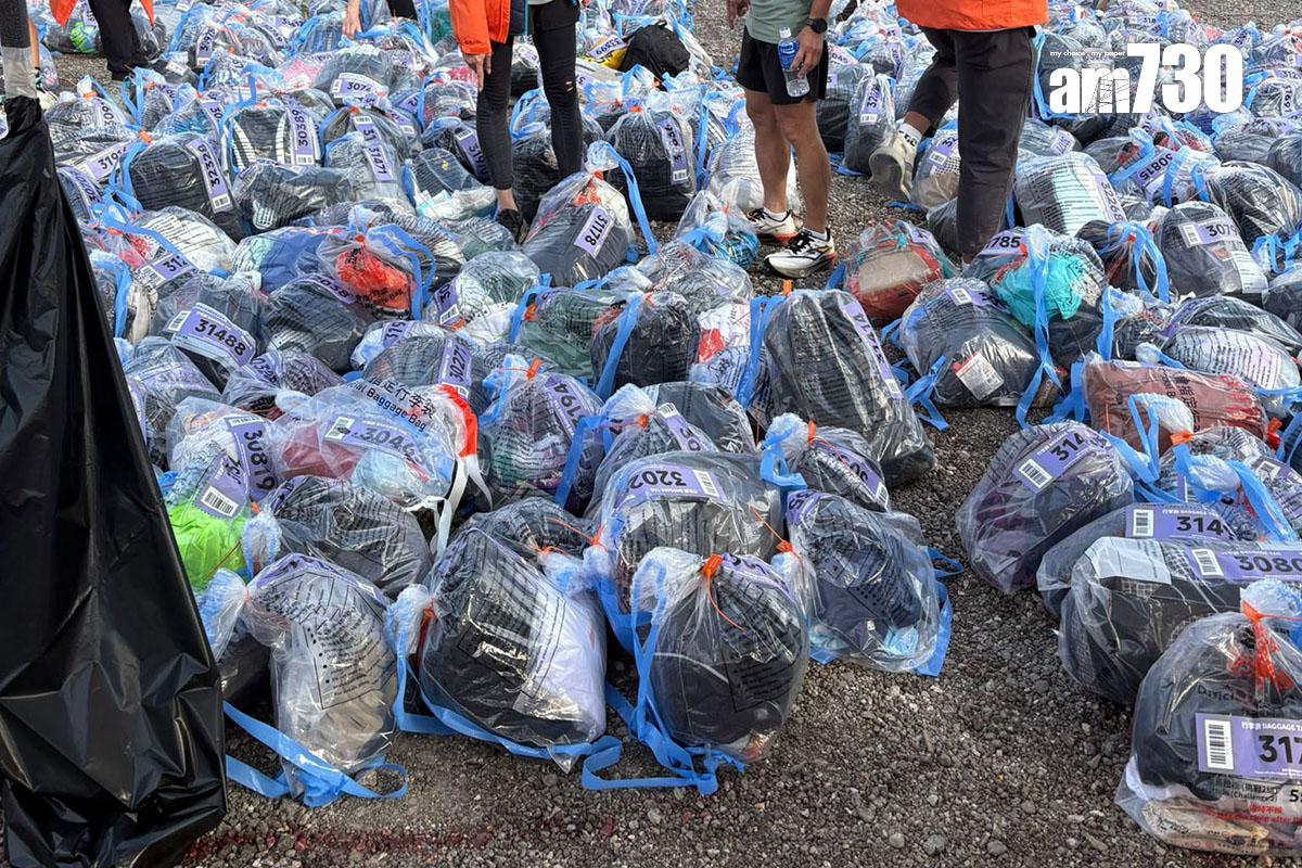 大批跑手完成賽事後,需輪候一段長時間領回個人物品,期間發現大會未有按編號放好寄存物品。(讀者提供)