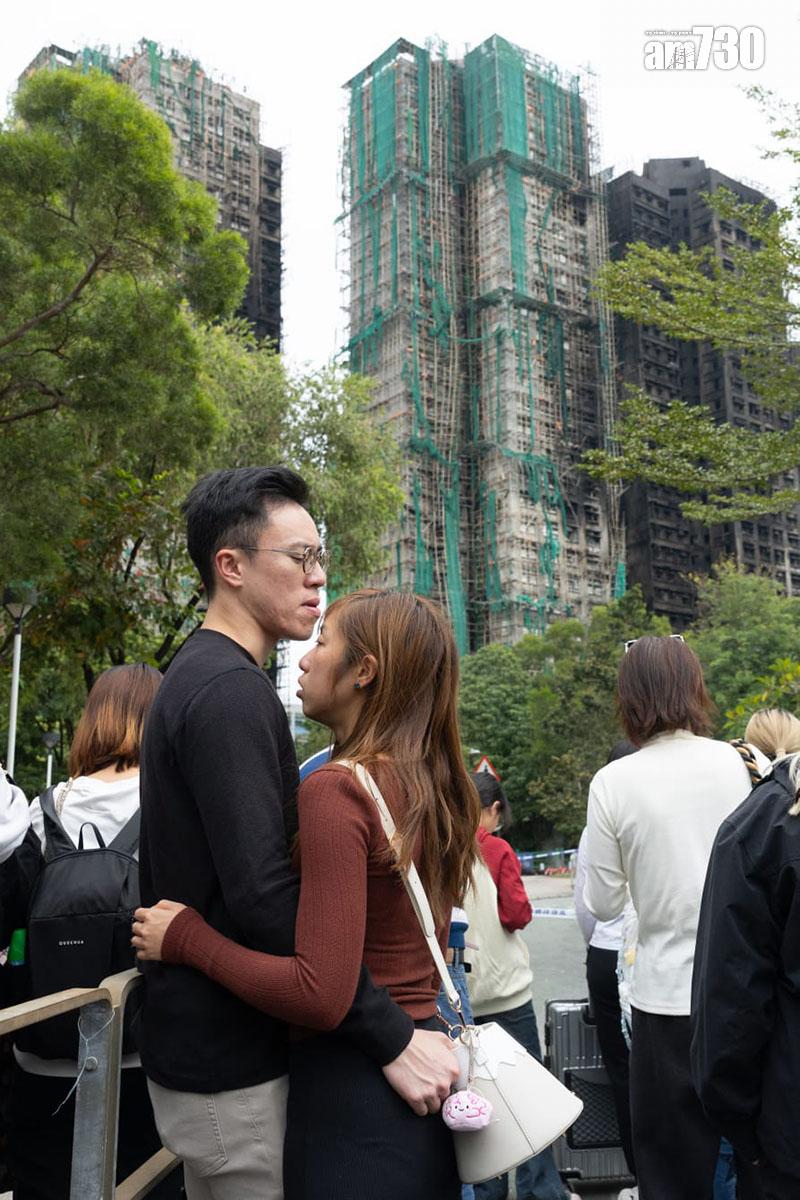 大埔宏福苑五級火發生第五日,繼續有市民到場獻花悼念。(蘇文傑攝)