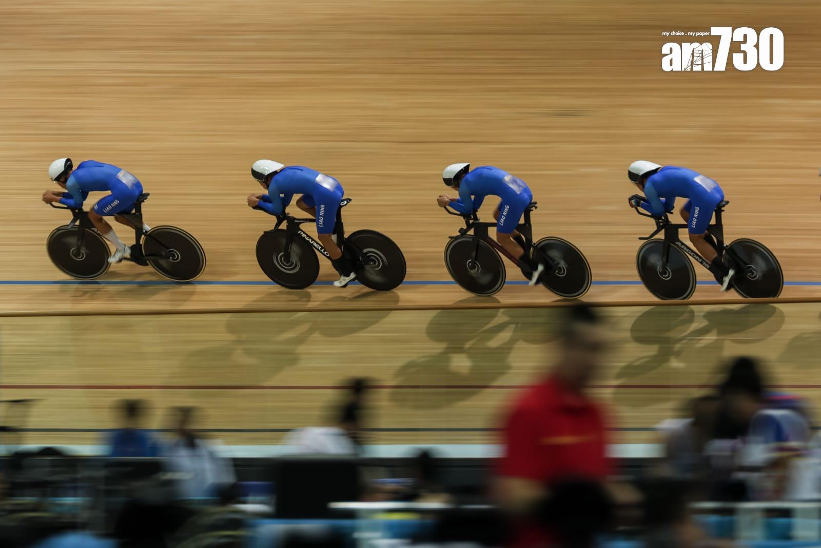 全運會場地自行車項目將於將軍澳香港單車館舉行。成功衛冕公路單車金牌的「小女車神」李思穎,將出戰女子麥迪遜賽和全能賽。港隊訓練期間,李思穎聯同總教練達海飛等全隊見傳媒。(周令知攝)