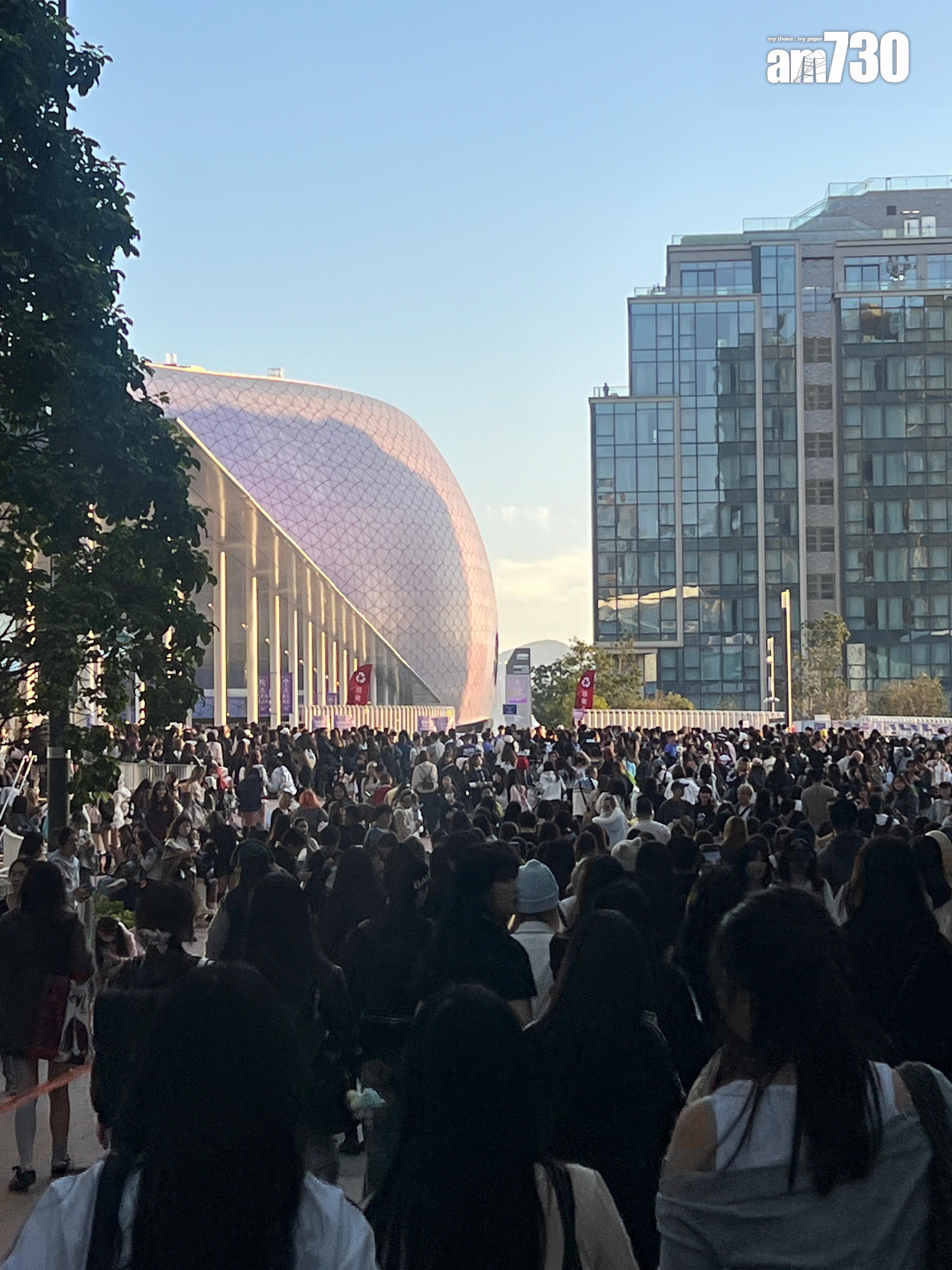 大批粉絲已到啟德體園打卡。 (娛樂組攝)