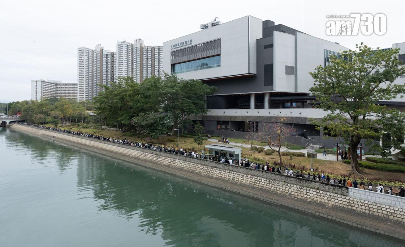 大埔宏福苑五級火發生第五日,到場獻花悼念的市民人龍延伸約兩公里。(蘇文傑攝)