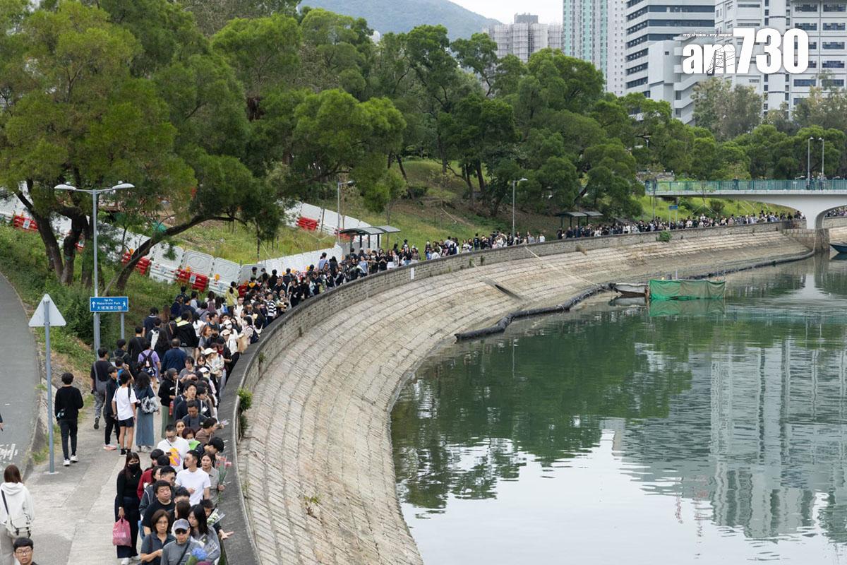 大埔宏福苑五級火發生第五日,到場獻花悼念的市民人龍延伸約兩公里。(蘇文傑攝)