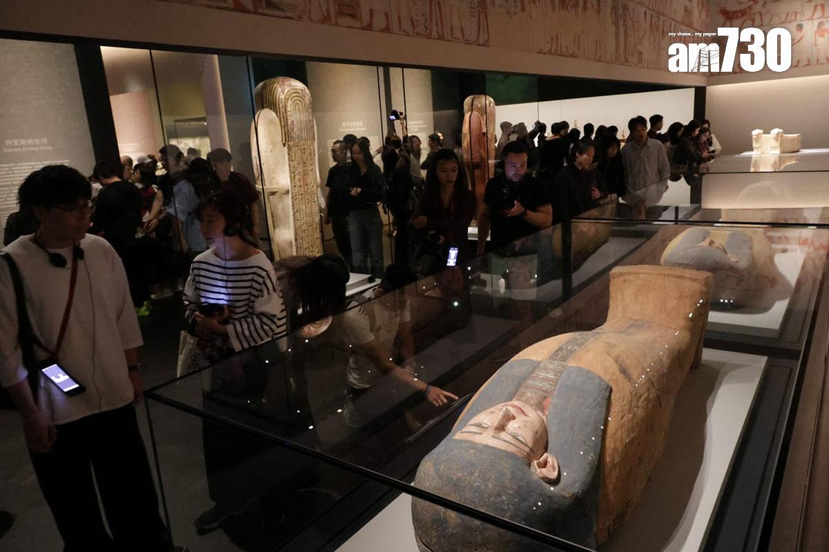 在故宮文化博物館舉行的古埃及文明大展,開放後首個周日吸引大批市民到場參觀。(吳康琦攝)