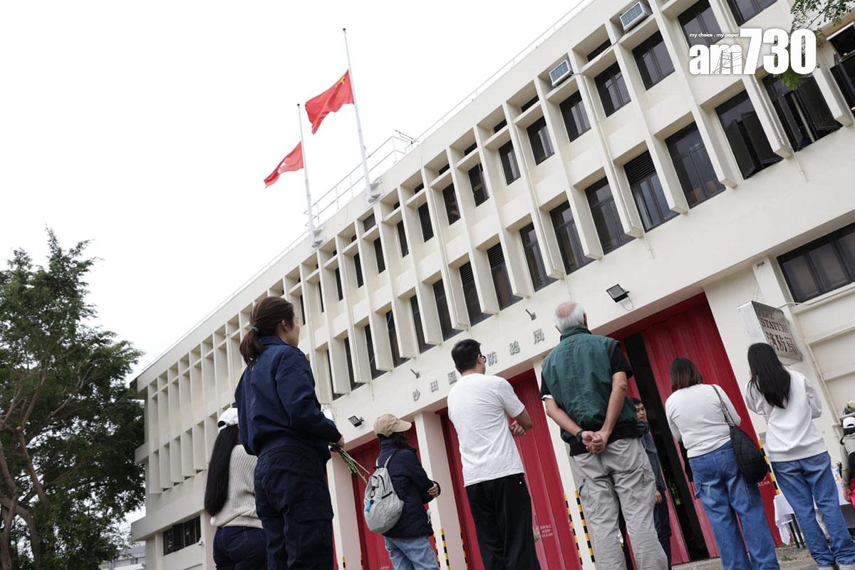 大埔宏福苑五級火期間不幸殉職的消防員何偉豪,事發第五日繼續有市民到沙田消防局獻花悼念。(吳康琦攝)