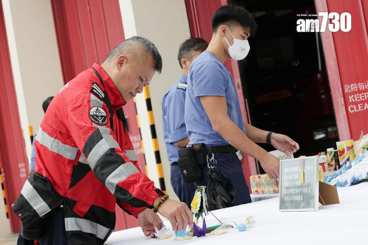 大埔宏福苑五級火期間不幸殉職的消防員何偉豪,事發第五日繼續有市民到沙田消防局獻花悼念。(吳康琦攝)