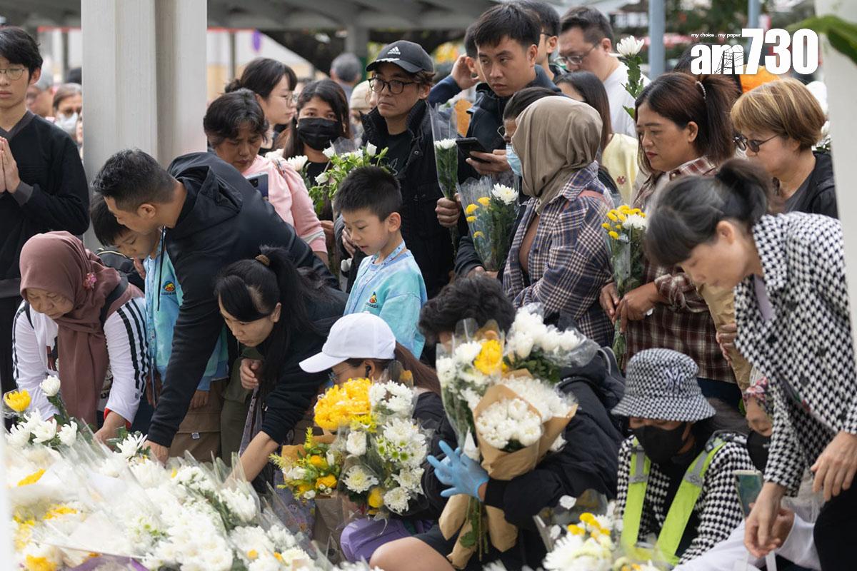 大埔宏福苑五級火發生第五日,繼續有市民到場獻花悼念。(蘇文傑攝)