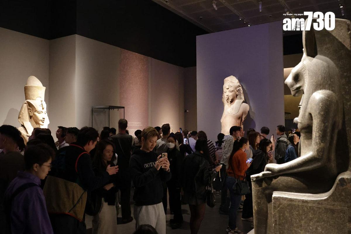 在故宮文化博物館舉行的古埃及文明大展,開放後首個周日吸引大批市民到場參觀。(吳康琦攝)