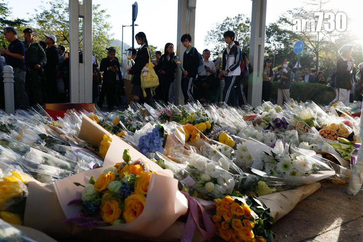 大埔宏福苑五級火發生後,大批市民到場獻花悼念。(資料圖片/蘇文傑攝)