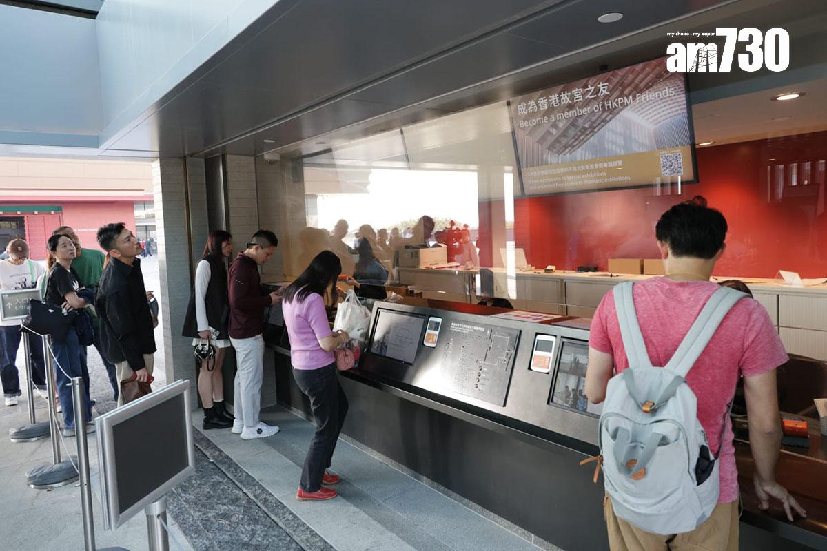 在故宮文化博物館舉行的古埃及文明大展,開放後首個周日吸引大批市民到場參觀。(吳康琦攝)