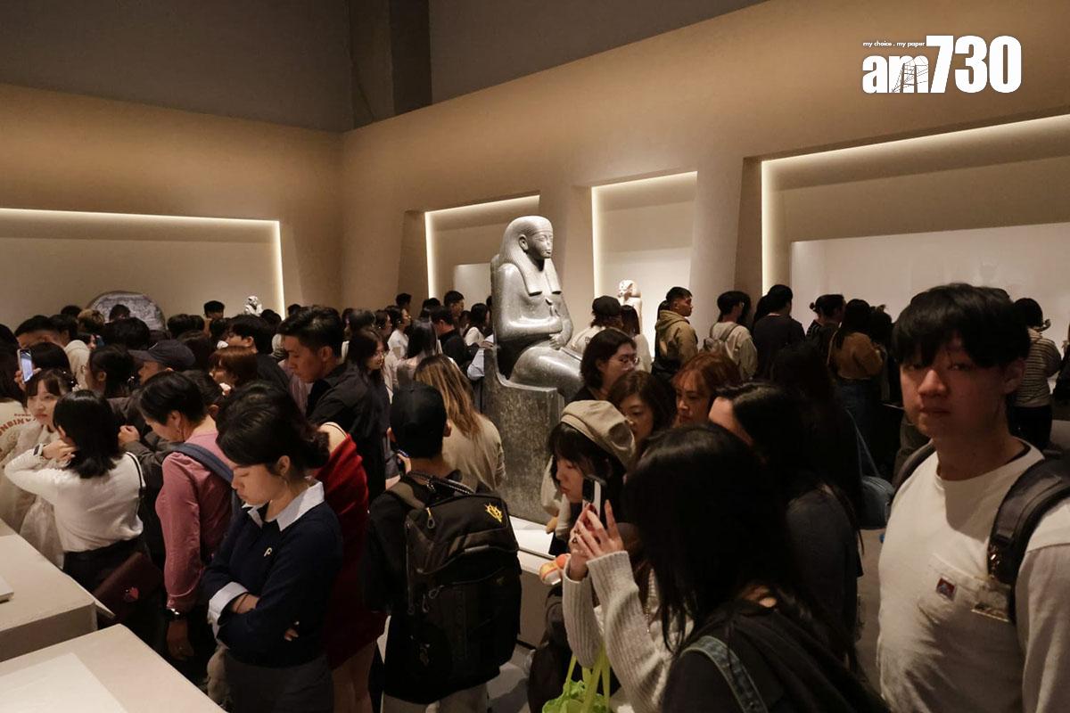 在故宮文化博物館舉行的古埃及文明大展,開放後首個周日吸引大批市民到場參觀,館方一度暫停發售現場門票。(吳康琦攝)