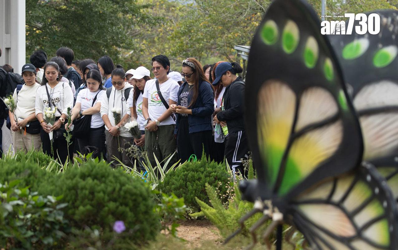 大埔宏福苑五級火發生第五日,繼續有市民到場獻花悼念。(蘇文傑攝)
