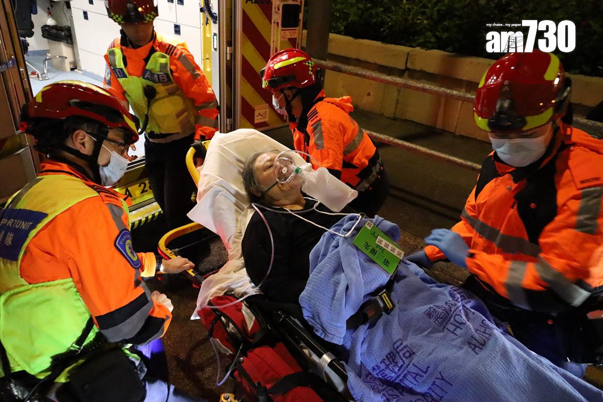 大埔宏福苑發生五級火,午夜過後陸續有傷者被救出。(鍾式明攝)