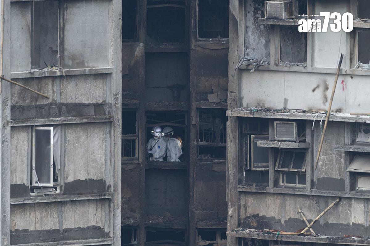 警方災難遇害者辨認組(DVIU)人員今日再進入火場搜索。(蘇文傑攝)