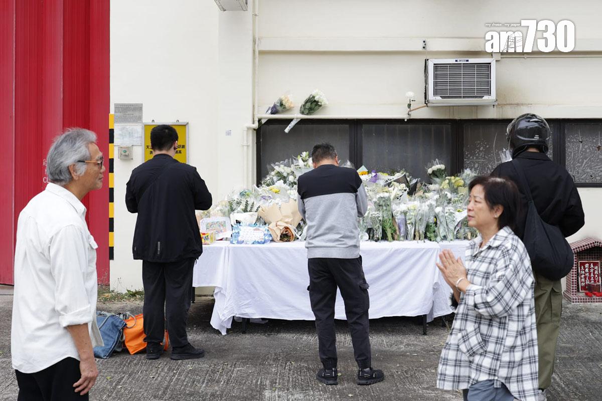 大埔宏福苑五級火期間不幸殉職的消防員何偉豪,事發第五日繼續有市民到沙田消防局獻花悼念。(吳康琦攝)