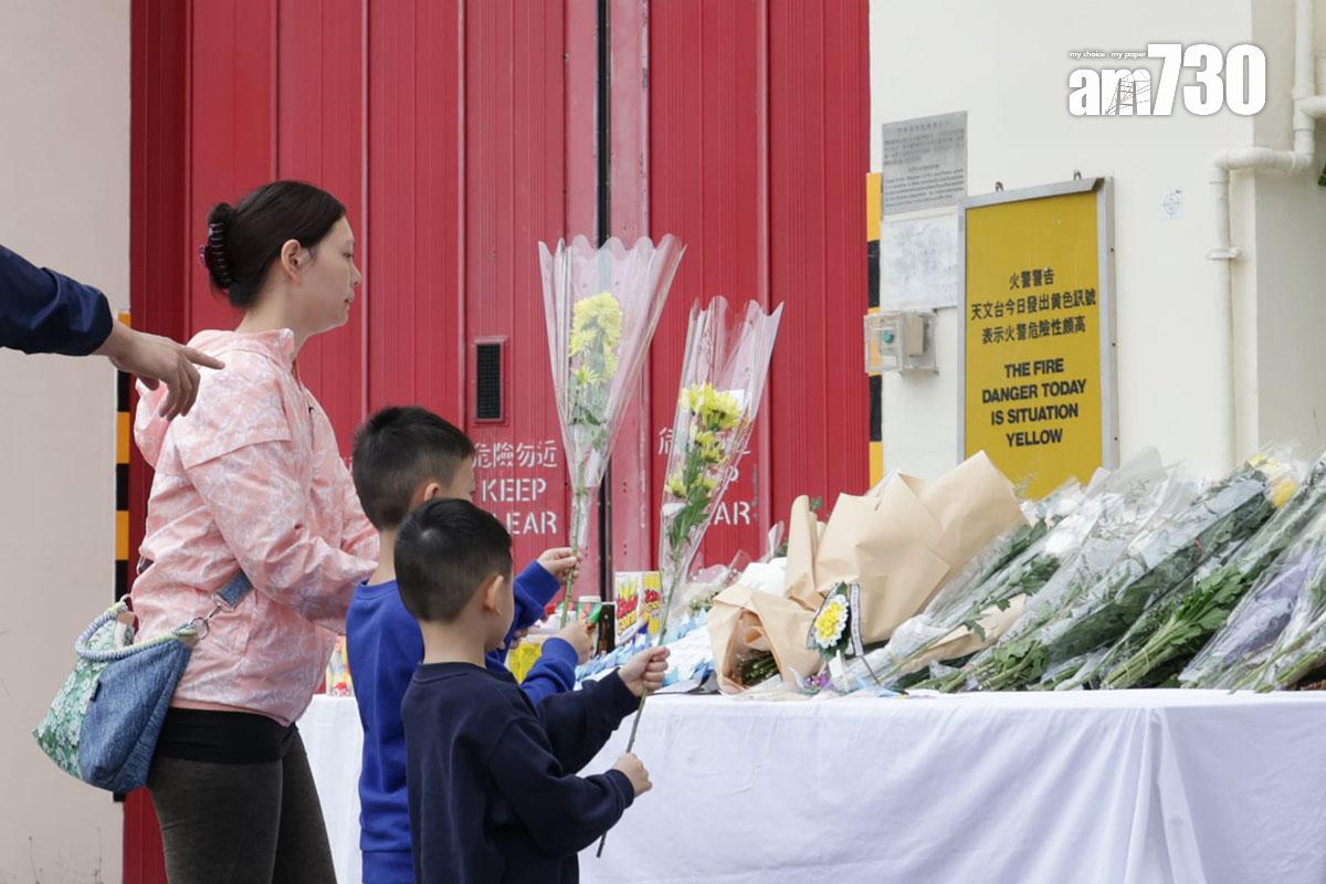 大埔宏福苑五級火期間不幸殉職的消防員何偉豪,事發第五日繼續有市民到沙田消防局獻花悼念。(吳康琦攝)