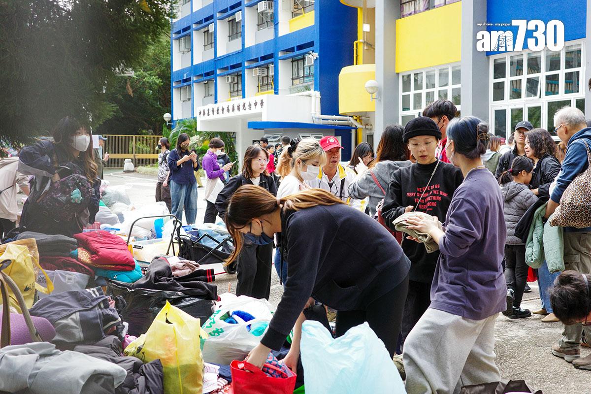 大埔宏福苑五級火發生後,大量熱心市民在附近為災民派發物資。(資料圖片/吳康琦攝)