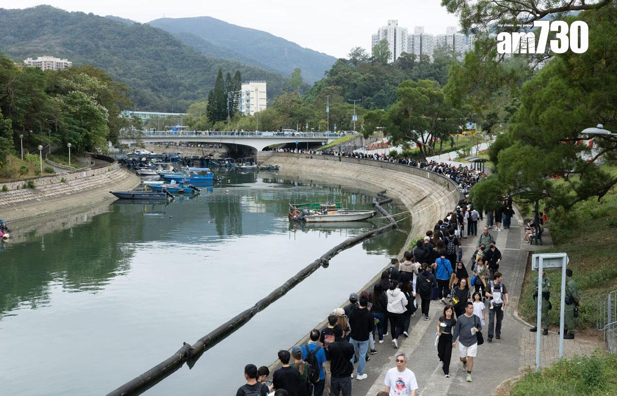 大埔宏福苑五級火發生第五日,到場獻花悼念的市民人龍延伸約兩公里。(蘇文傑攝)