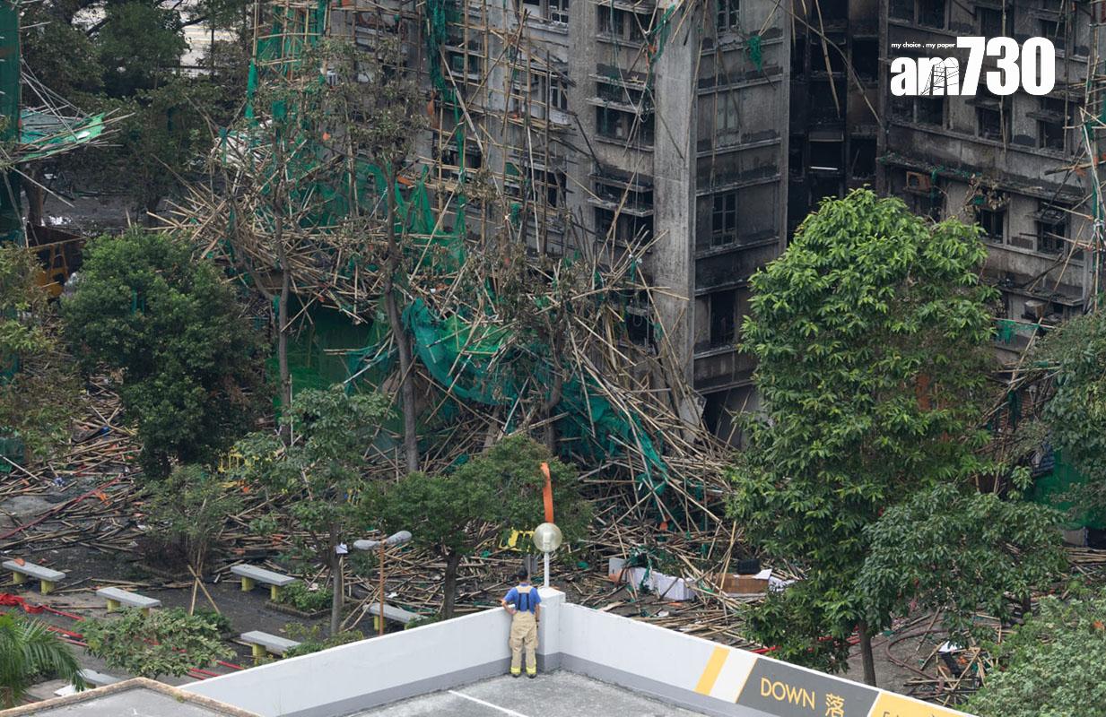 警方災難遇害者辨認組(DVIU)人員今日再進入火場搜索。(蘇文傑攝)