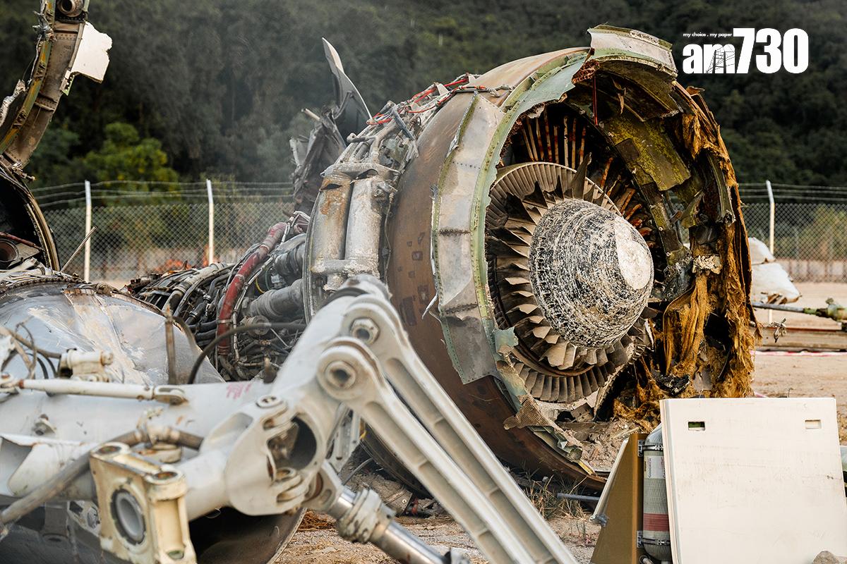 10月在香港國際機場失事的貨機,殘骸打撈後暫擺放於大嶼山倒扣灣。(中通社)