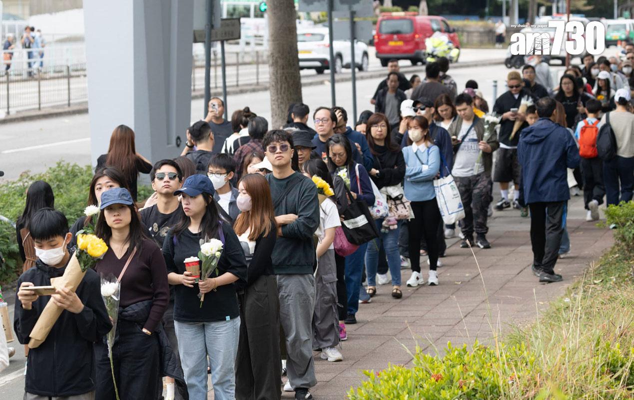 大埔宏福苑五級火發生第五日,繼續有市民到場獻花悼念。(蘇文傑攝)
