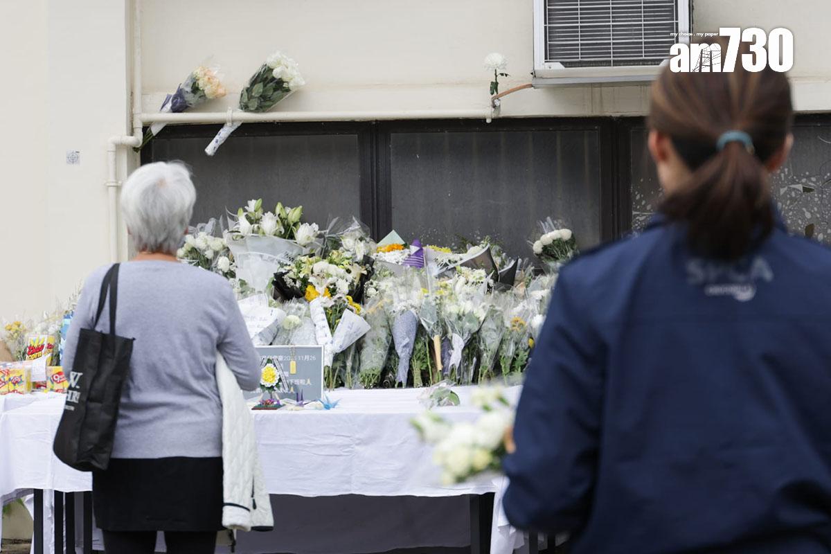 大埔宏福苑五級火期間不幸殉職的消防員何偉豪,事發第五日繼續有市民到沙田消防局獻花悼念。(吳康琦攝)