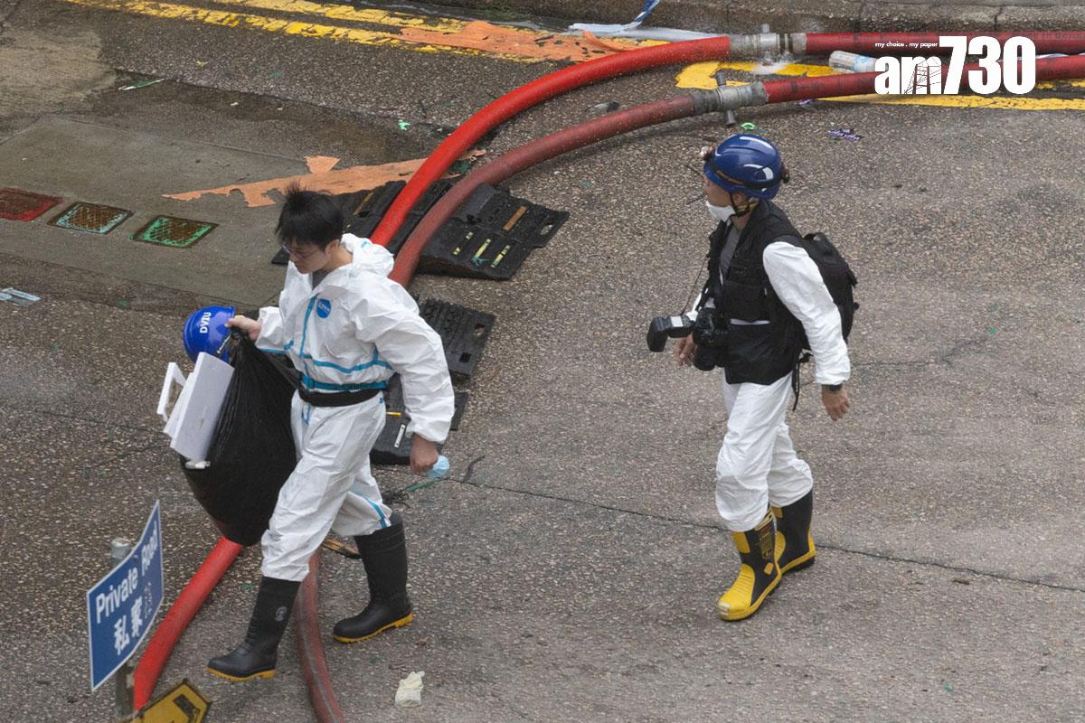 警方災難遇害者辨認組(DVIU)人員今日再進入火場搜索。(蘇文傑攝)