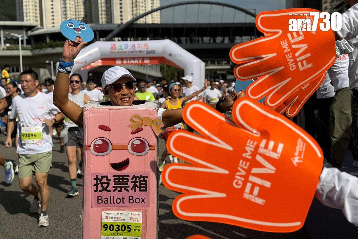 張展鵬化身投票箱參加10公里跑,宣傳立法會選舉投票日。(運輸及物流局FB)