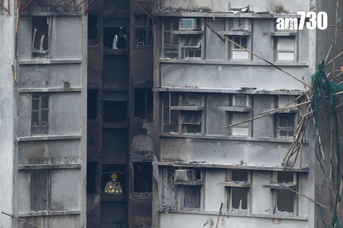 警方災難遇害者辨認組(DVIU)人員今日再進入火場搜索。(蘇文傑攝)