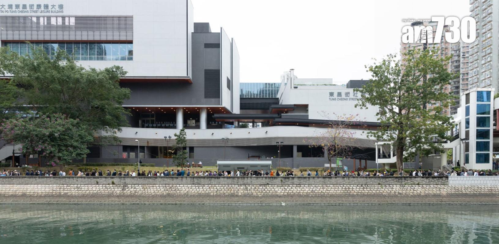 大埔宏福苑五級火發生第五日,到場獻花悼念的市民人龍延伸約兩公里。(蘇文傑攝)