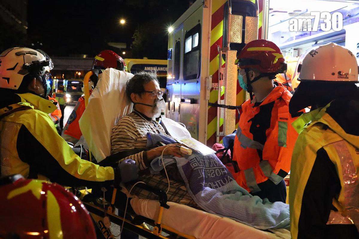 大埔宏福苑發生五級火,午夜過後陸續有傷者被救出。(鍾式明攝)