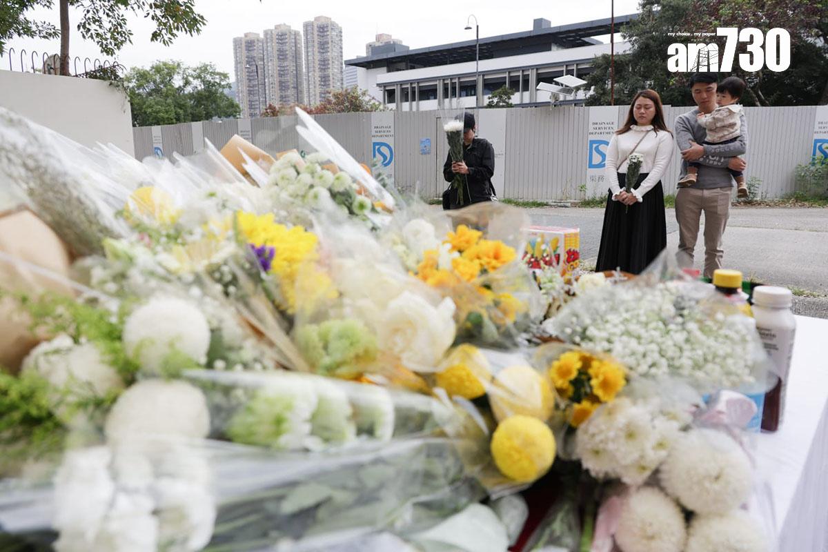 大埔宏福苑五級火期間不幸殉職的消防員何偉豪,事發第五日繼續有市民到沙田消防局獻花悼念。(吳康琦攝)