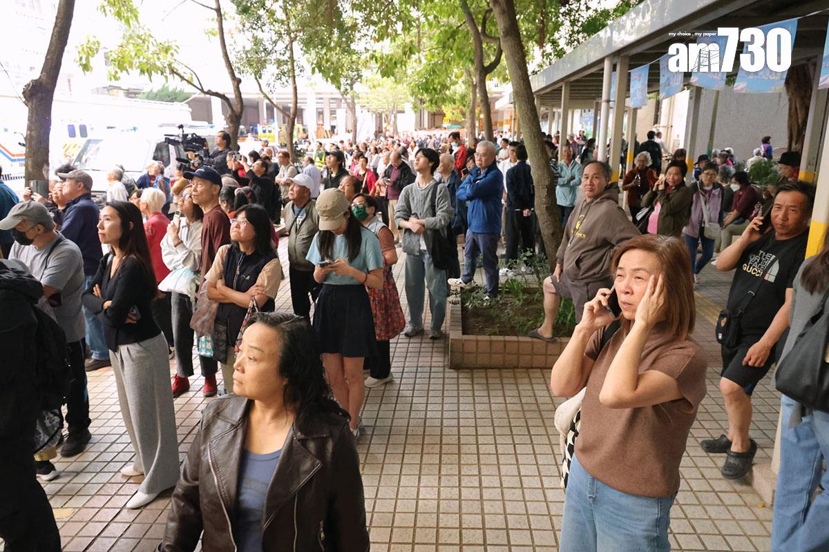 大埔宏福苑發生五級火,居民到附近安全地方暫避,憂心忡忡。(林俊源攝)