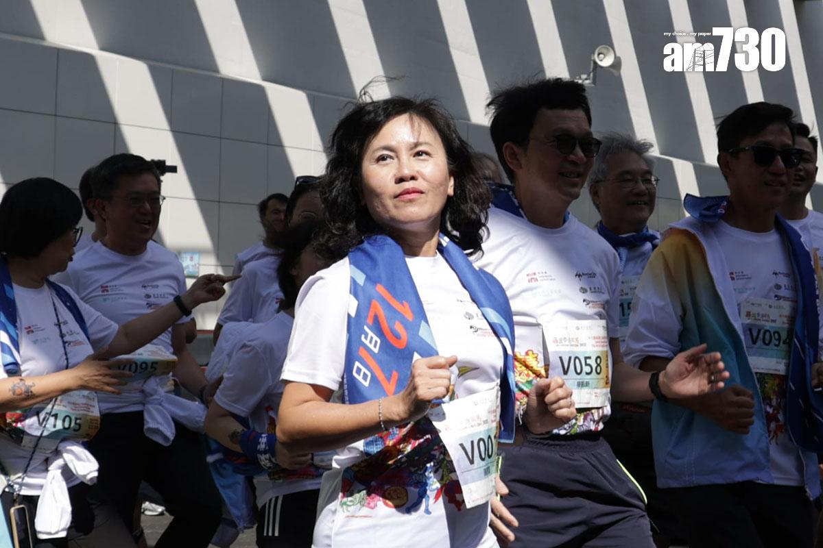 陳美寶話,披住嘅橫額毛巾係專誠為選舉同街馬打氣而設。(吳康琦攝)