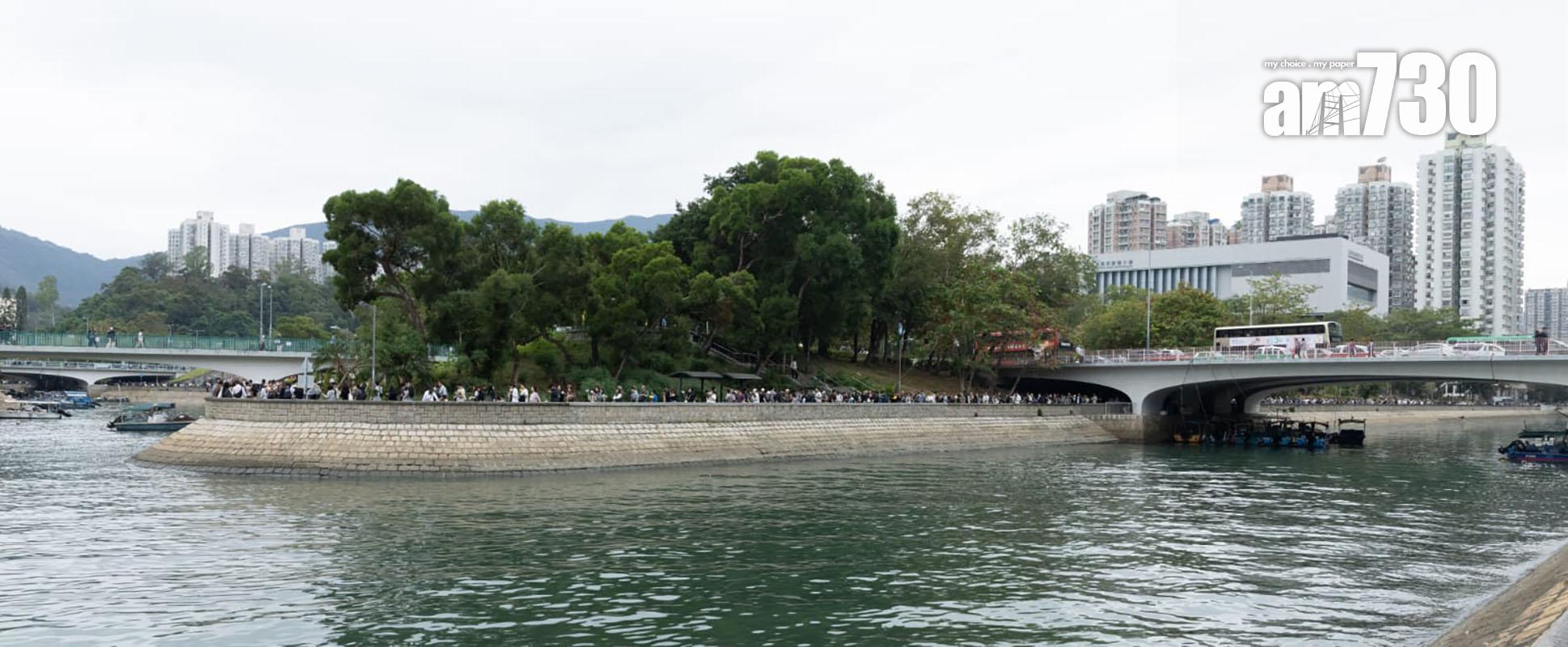 大埔宏福苑五級火發生第五日,到場獻花悼念的市民人龍延伸約兩公里。(蘇文傑攝)