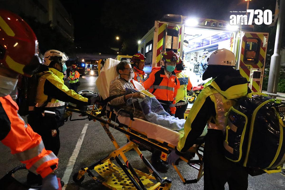 大埔宏福苑發生五級火,午夜過後陸續有傷者被救出。(鍾式明攝)