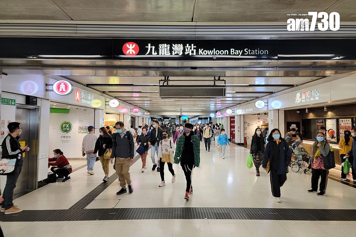 港鐵九龍灣站有出口指示牌被指刪去歷史悠久地標。(資料圖片/林俊源攝)