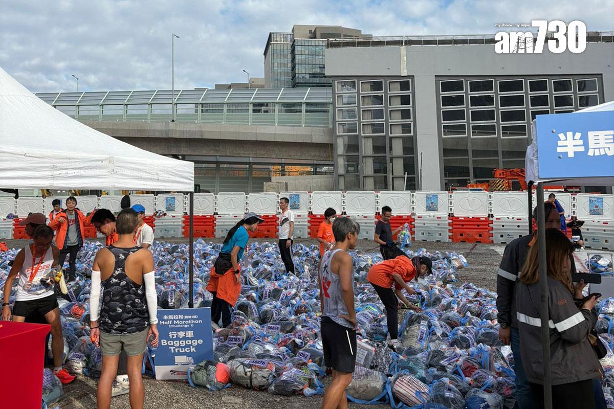大批跑手完成賽事後,需輪候一段長時間領回個人物品。(讀者提供)