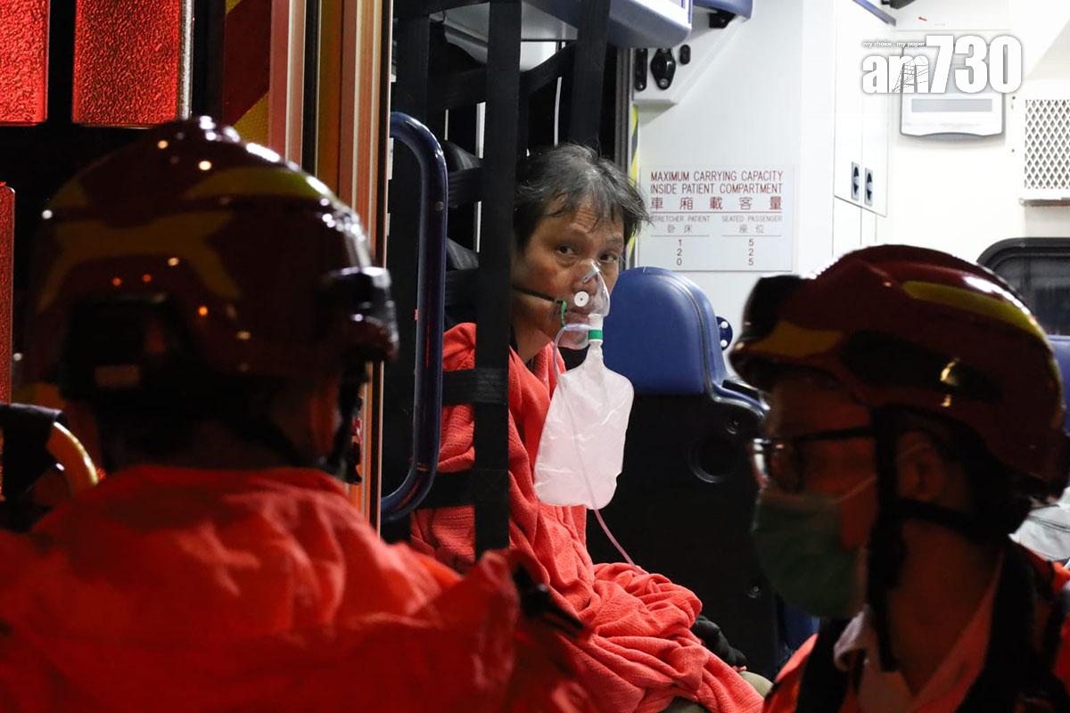 大埔宏福苑發生五級火,午夜過後陸續有傷者被救出。(鍾式明攝)