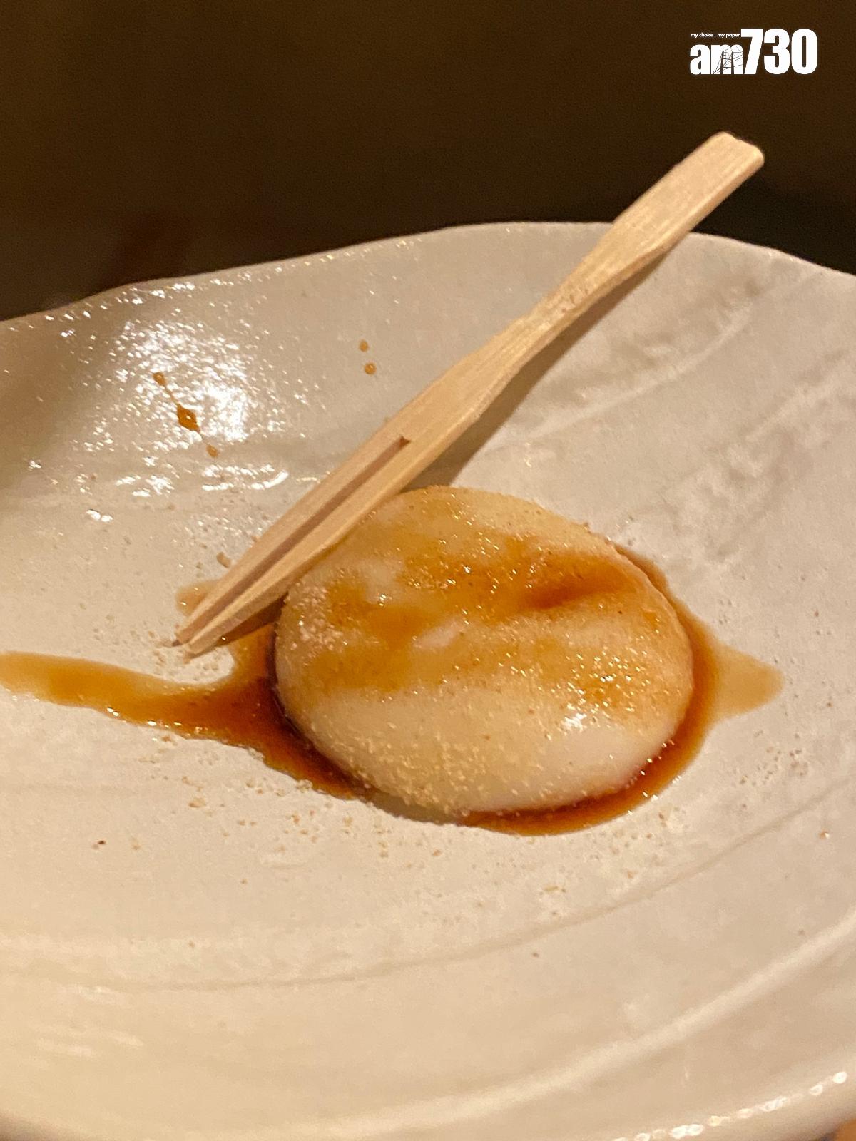 每枱客人獲分派年糕,沾上黃豆粉與黑糖漿,日式年糕柔糯、重糯米香。