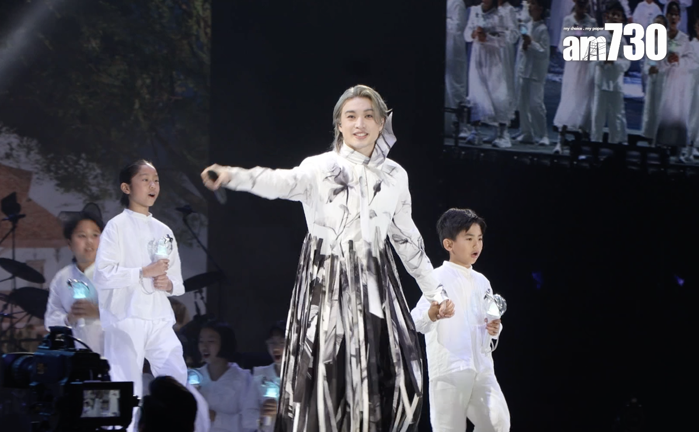 柳應廷Jer拖著小男孩唱《Dear Children》。(娛樂組攝)