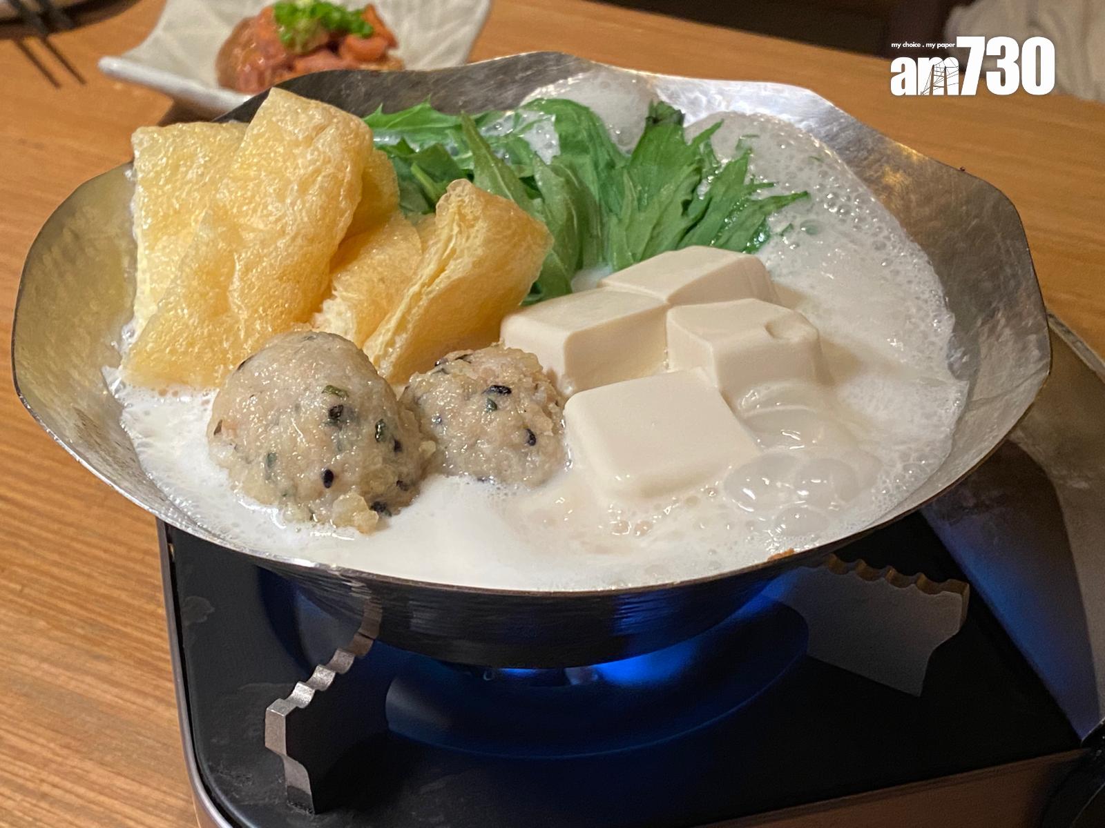 雞肉丸子豆腐豆乳鍋($108)嫩滑的安曇野絹豆腐與絲滑的豆乳帶來滋潤感,雞肉混合雞軟骨的丸子散發紫蘇香氣。